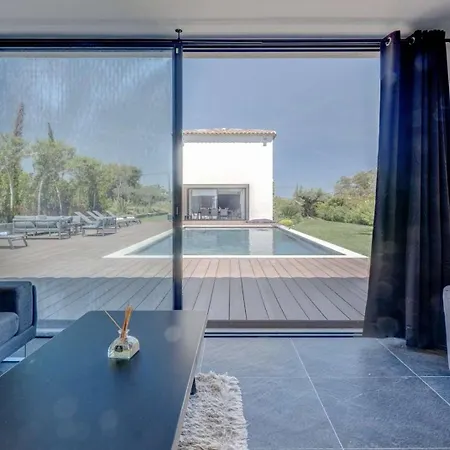 Moira فيلة سان تروبيه